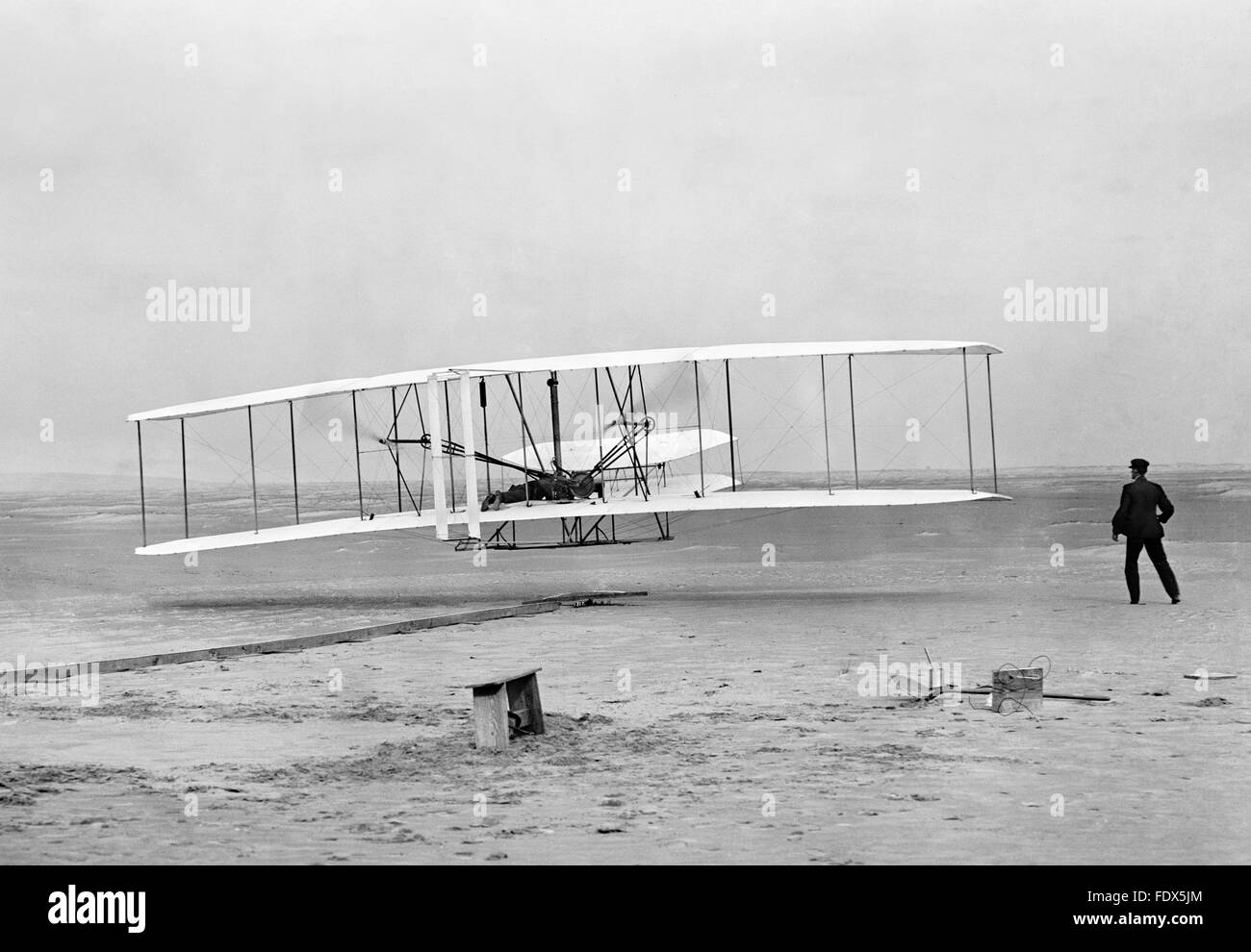 Gebrüder Wright angetrieben erster Flug in der Wright Flyer in Kill Devil Hills, Kitty Hawk, North Carolina am 17. Dezember 1903. Stockfoto