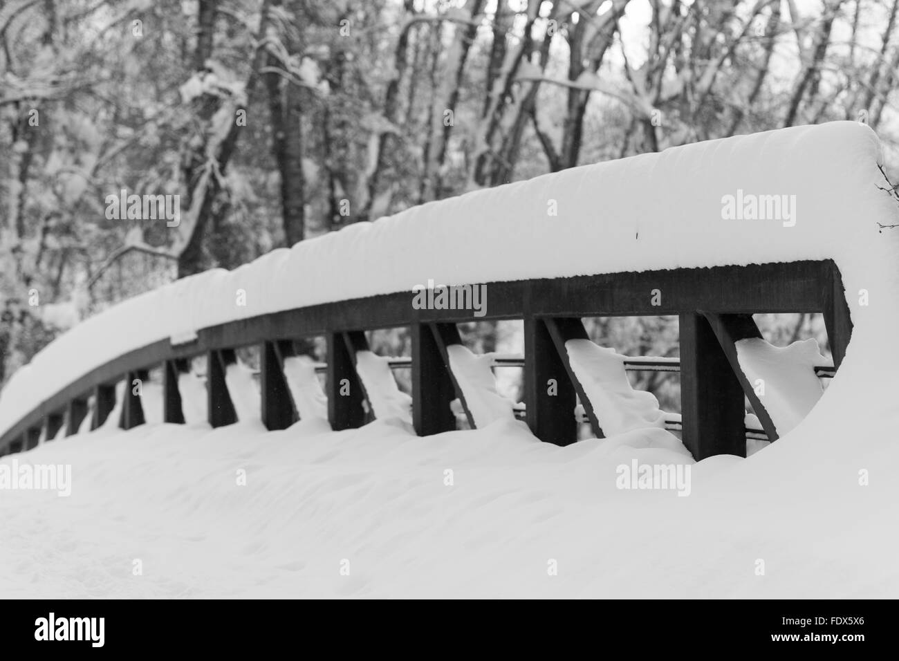 Ein Handlauf auf einer Brücke mit Schnee bedeckt Stockfoto