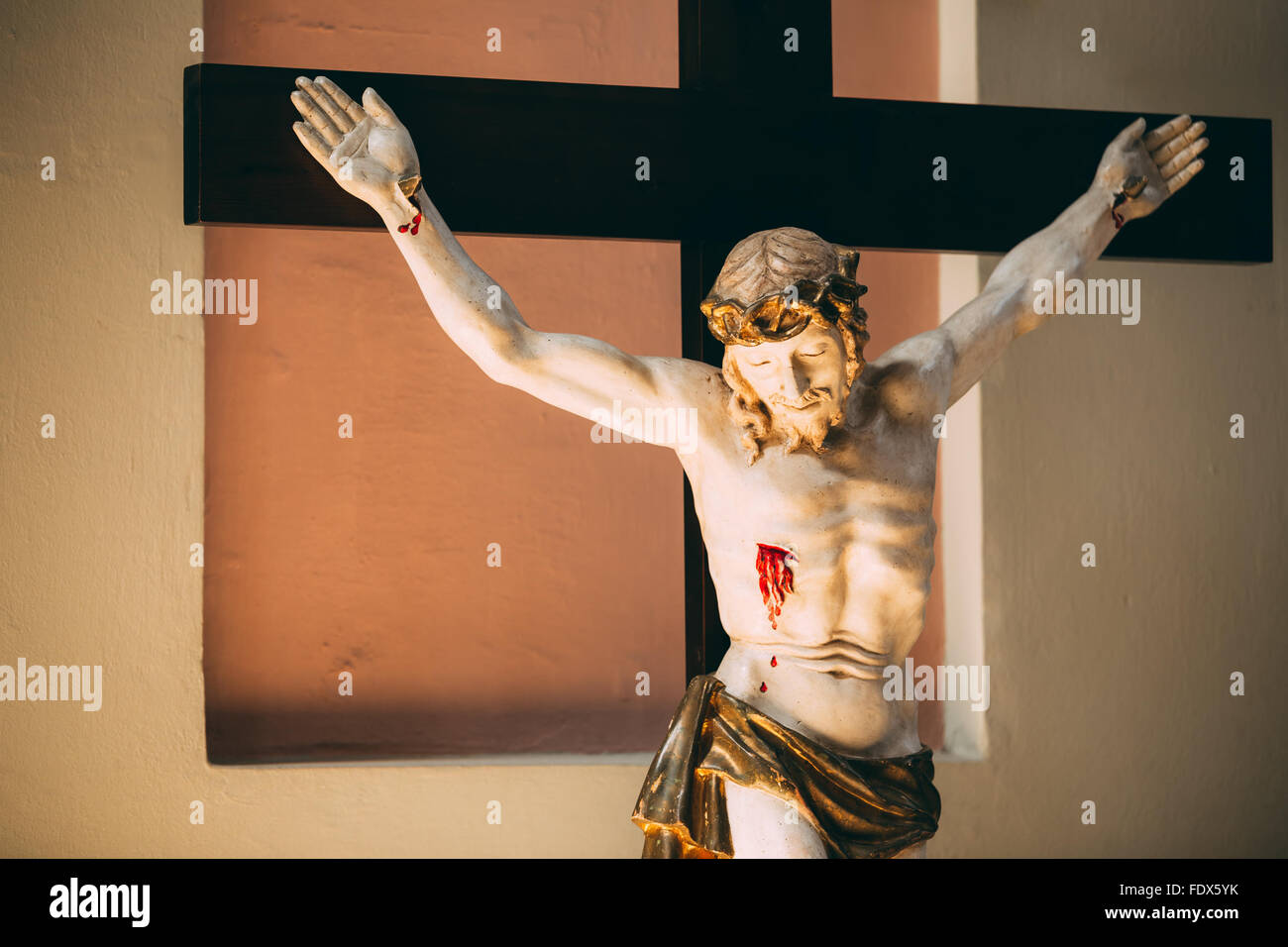 Die Statue des gekreuzigten Christus am Kreuz. Das christliche Kreuz mit Jesus in der Kirche Stockfoto