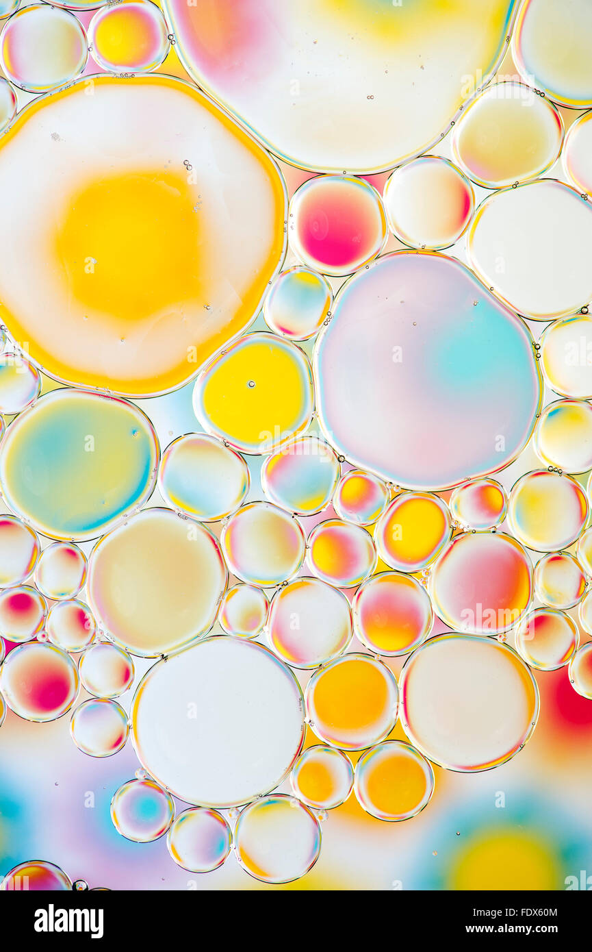Öl auf Wasser mit bunten Hintergrund Stockfoto