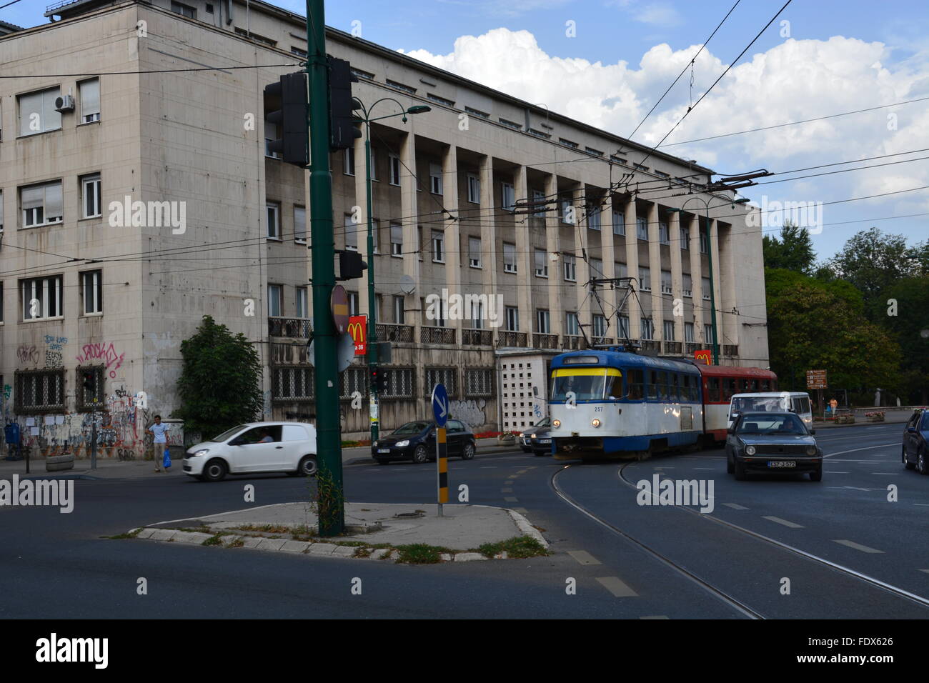 Einer alten blauen und weißen Kabel-Straßenbahn auf den Straßen von Sarajevo. Stockfoto