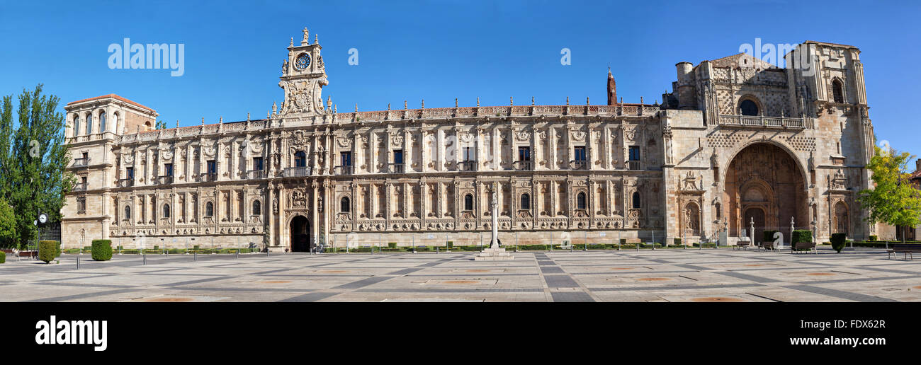 Panorama-Blick auf die Fassade des Klosters San Marcos in León, Spanien Stockfoto