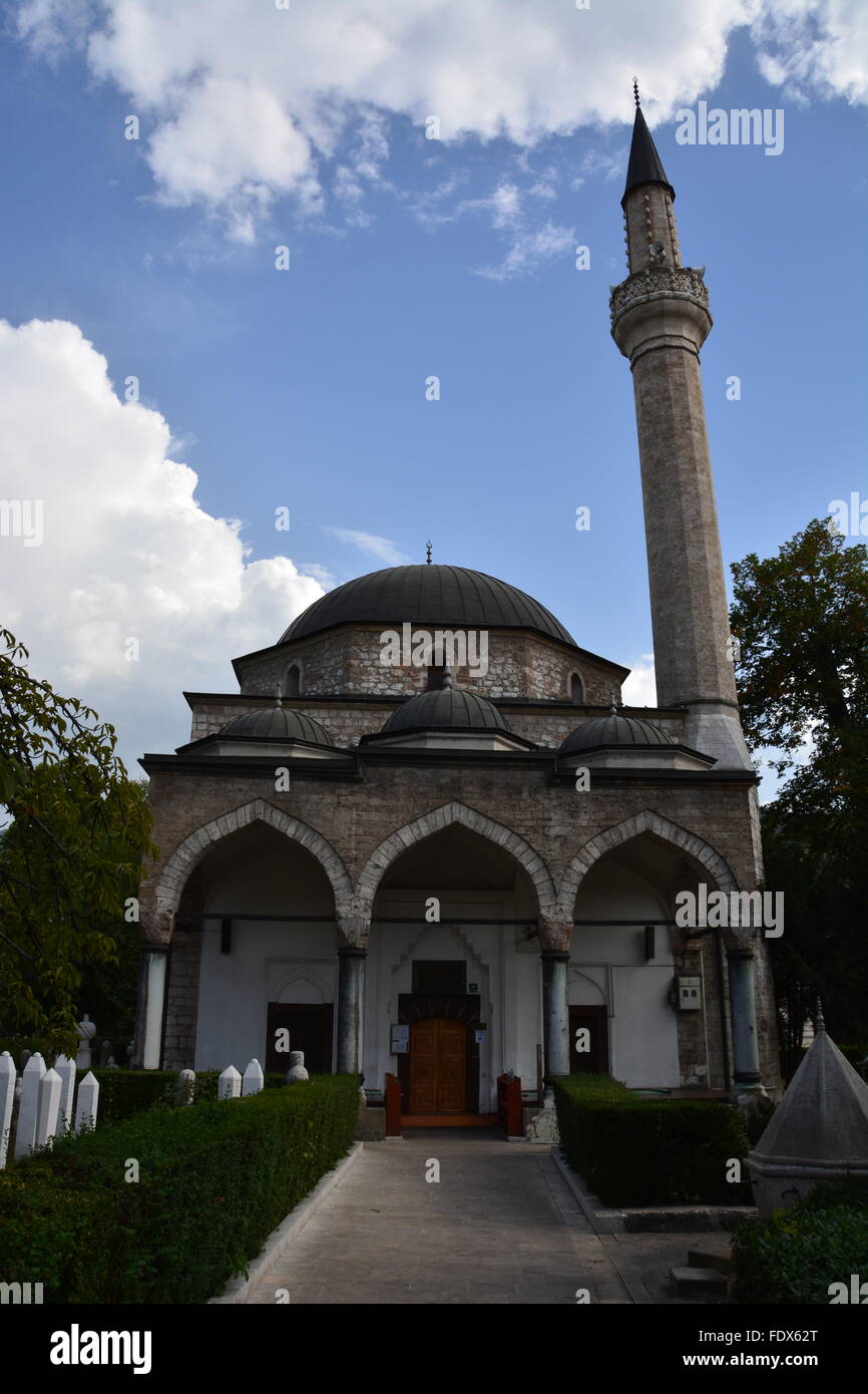 Haupteingang von der Straße in die Ali Paschas Moschee in Sarajevo, Bosnien und Herzegowina, wo der Friedhof voll von 92-9siege der Stadt ist. Stockfoto