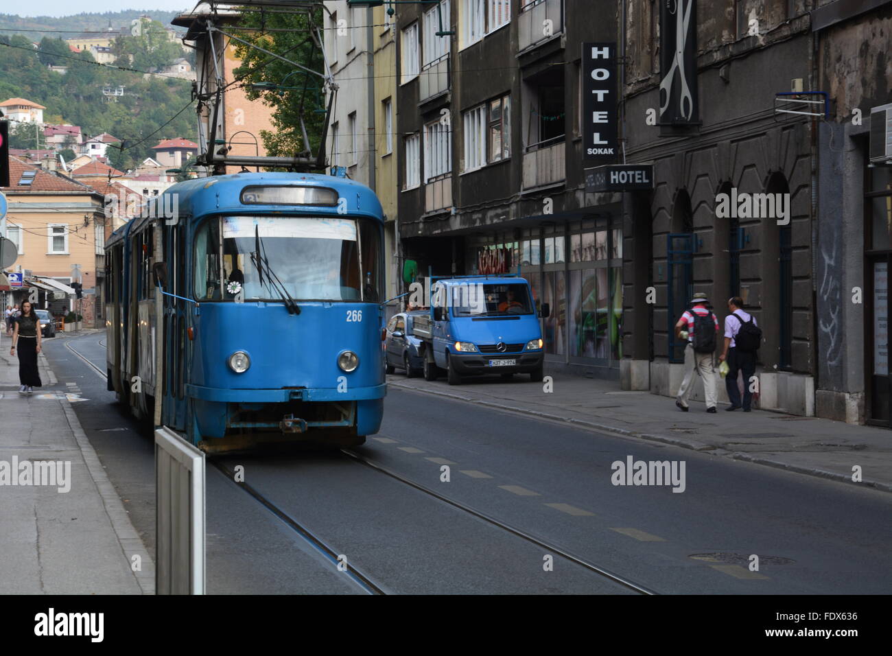 Ein blaues Kabel Tram fährt auf der Straße in Sarajevo, Bosnien und Herzegowina. Stockfoto