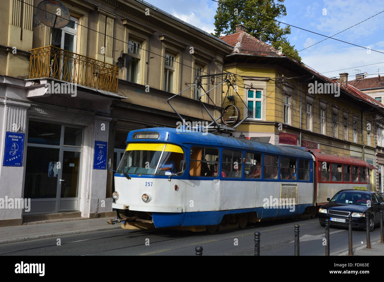 Eine blau-weiße Kabel-Straßenbahn auf den Straßen von Sarajevo. Stockfoto
