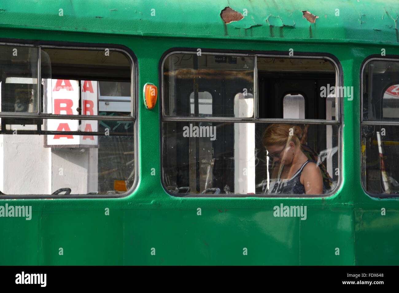 Nahaufnahme des Fahrers auf einem grünen Straßenbahnwagen in Sarajevo. Stockfoto