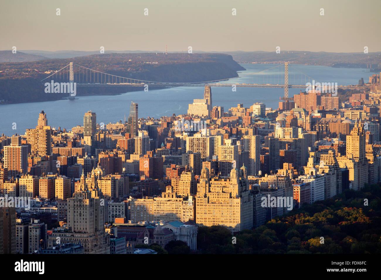 New York City, USA, Upper West Side mit der George-Washington-Brücke im Abendlicht Stockfoto