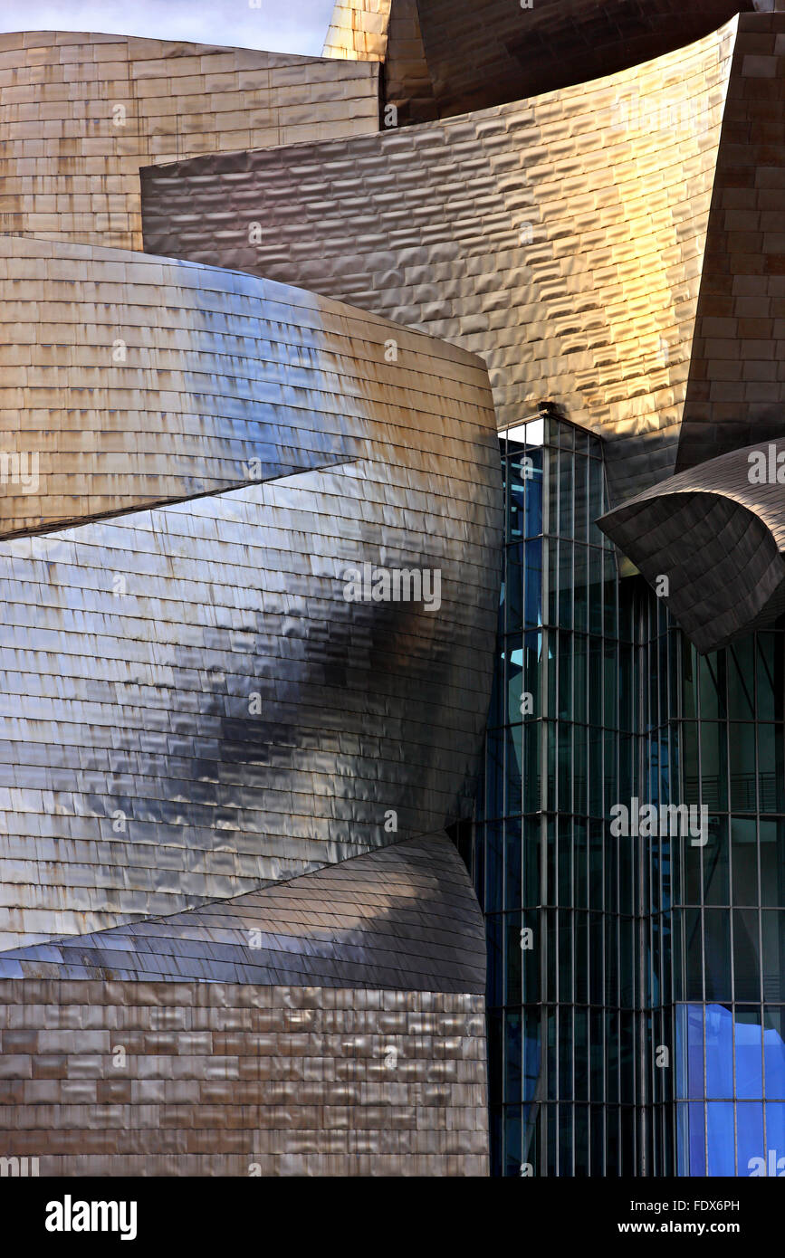 "Detail" vom Guggenheim-Museum neben Fluss Nervion (ria del Nervion), Bilbao, Baskenland (Pais Vasco), Spanien. Stockfoto