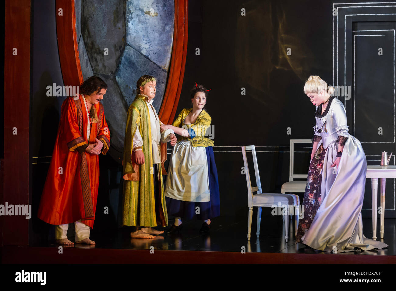 Leeds, UK. 1. Februar 2016. Norden durchführen Oper "Cosi Fan Tutte von Mozart, Regie: Tim Alberry. L, R, Gavan Ring als Guglielmo, Nicholas Watts als Fernando, Ellie Laugherne als Despina, Helen Sherman als Dorabella.  Bildnachweis: Jeremy Abrahams / Alamy Live News Stockfoto