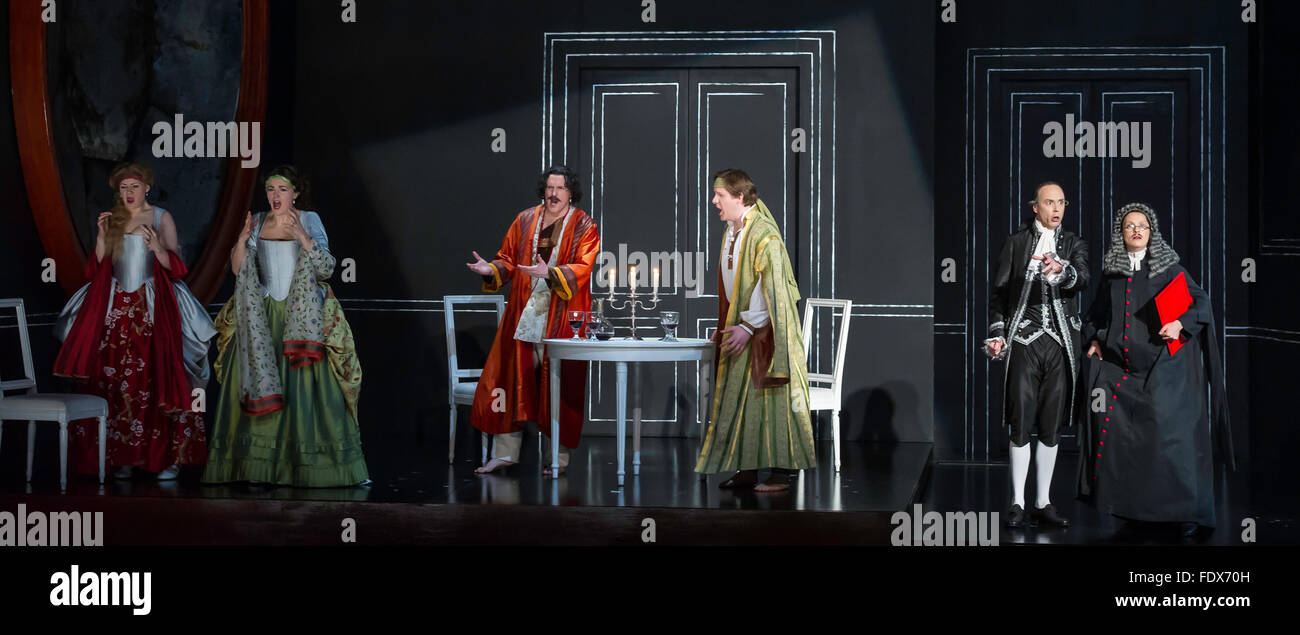 Leeds, UK. 1. Februar 2016. Norden durchführen Oper "Cosi Fan Tutte von Mozart, Regie: Tim Alberry. L, R, Helen Sherman als Dorabella, Maire Flavin als Fiordiligi, Gavan Ring als Guglielmo, Nicholas Watts als Fernando, William Dazely als Don Alfonso, Ellie Laugherne als Despina, Credit: Jeremy Abrahams / Alamy Live News Stockfoto