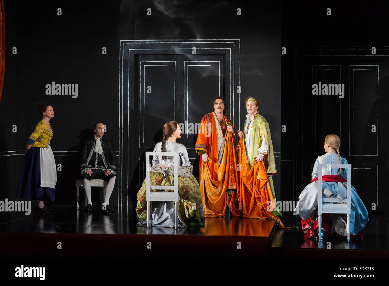 Leeds, UK. 1. Februar 2016. Norden durchführen Oper "Cosi Fan Tutte von Mozart, Regie: Tim Alberry. L, R, Ellie Laugherne als Despina, William Dazely als Don Alfonso, Maire Flavin als Fiordiligi, Gavan Ring als Guglielmo, Nicholas Watts als Fernando, Helen Sherman als Dorabella.  Bildnachweis: Jeremy Abrahams / Alamy Live News Stockfoto