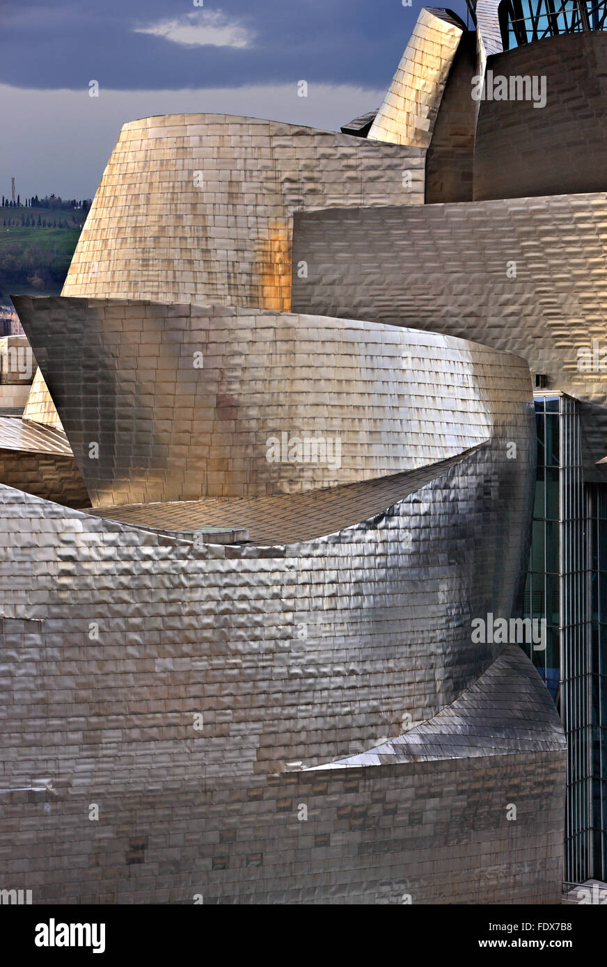 "Detail" vom Guggenheim-Museum neben Fluss Nervion (ria del Nervion), Bilbao, Baskenland (Pais Vasco), Spanien. Stockfoto