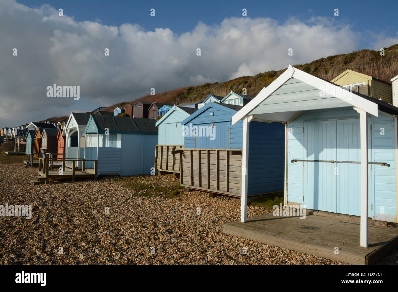 Bunte Strandhütten in Milford-on-Sea in Hampshire, England, Großbritannien Stockfoto