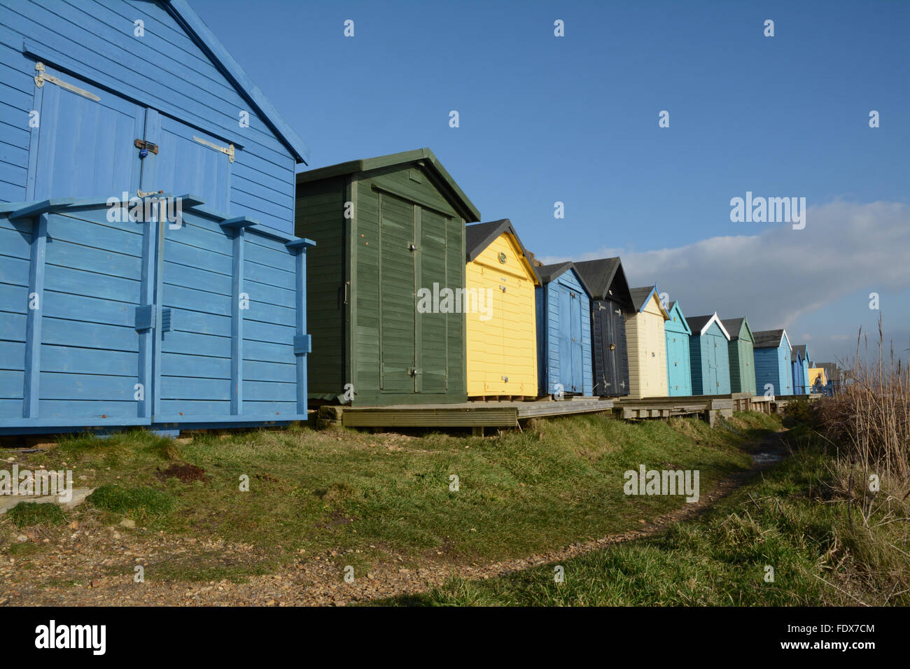 Bunte Strandhütten in Milford-on-Sea in Hampshire, England, Großbritannien Stockfoto