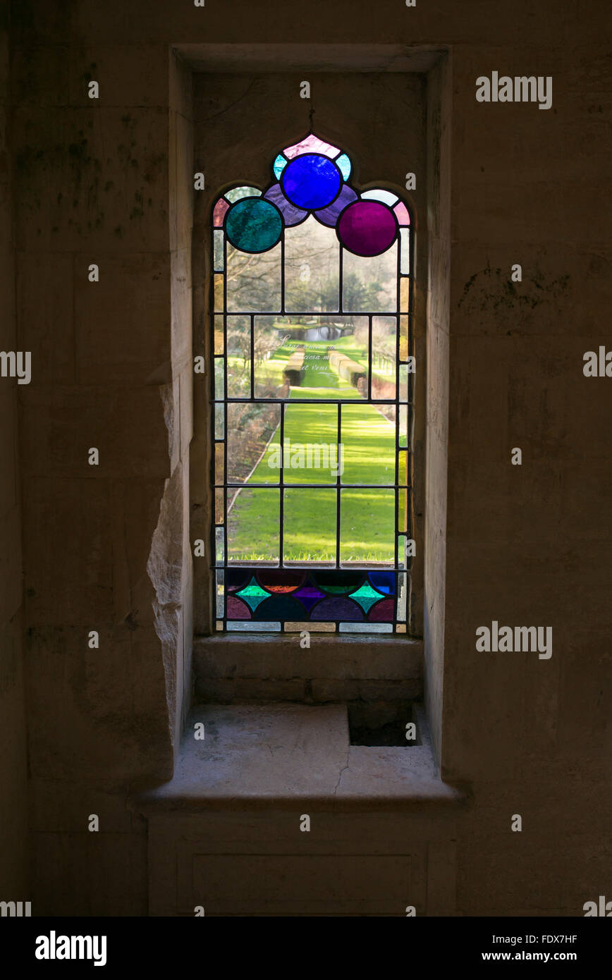 Glasfenster von innerhalb des roten Hauses in Painswick Rokoko Gardens. Cotswolds, Gloucestershire, UK Stockfoto