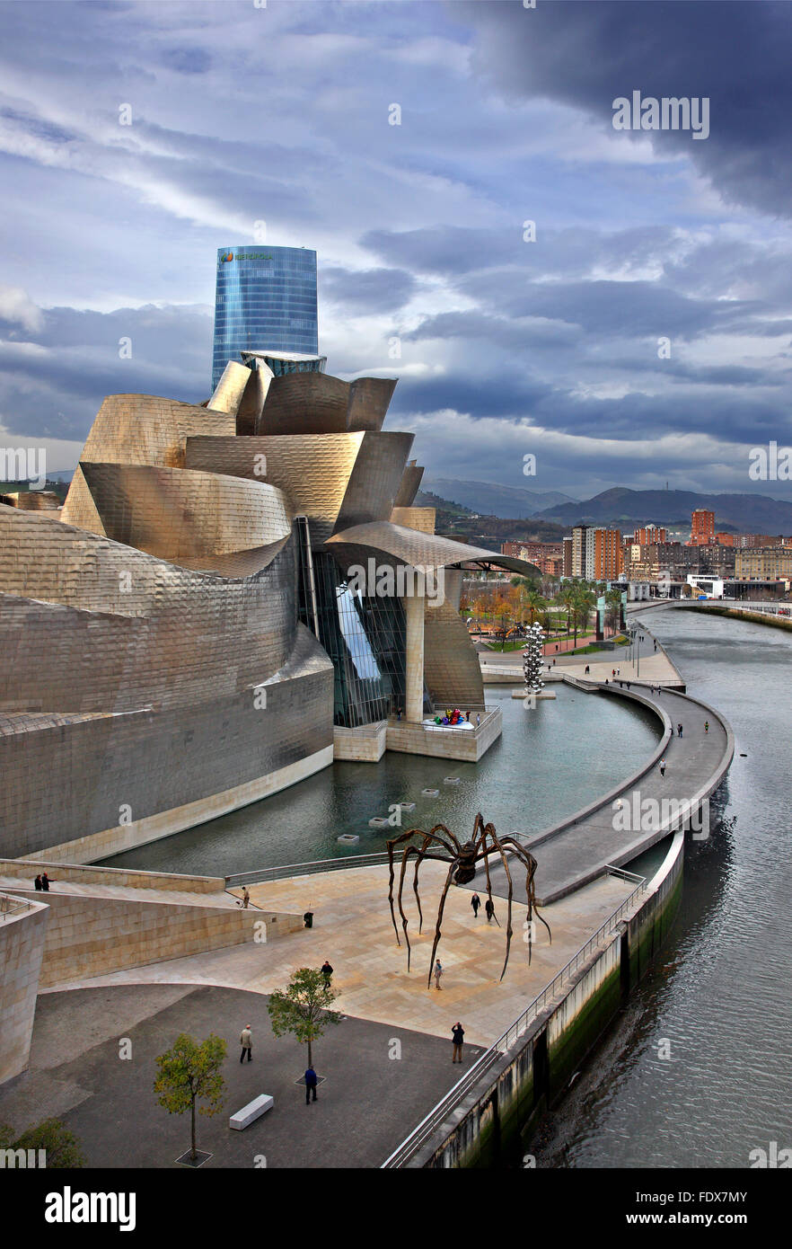 Das Guggenheim-Museum neben Fluss Nervion (ria del Nervion), Bilbao, Baskenland (Pais Vasco), Spanien. Stockfoto