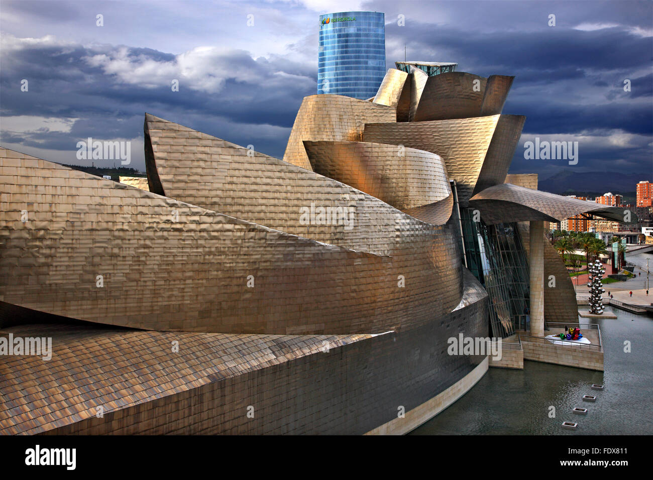 Das Guggenheim-Museum neben Fluss Nervion (ria del Nervion), Bilbao, Baskenland (Pais Vasco), Spanien. Stockfoto