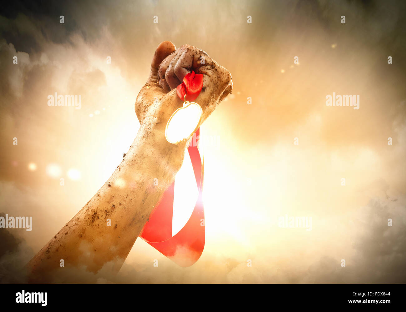 Hand-held Medaille gegen einen stürmischen Himmel Stockfoto