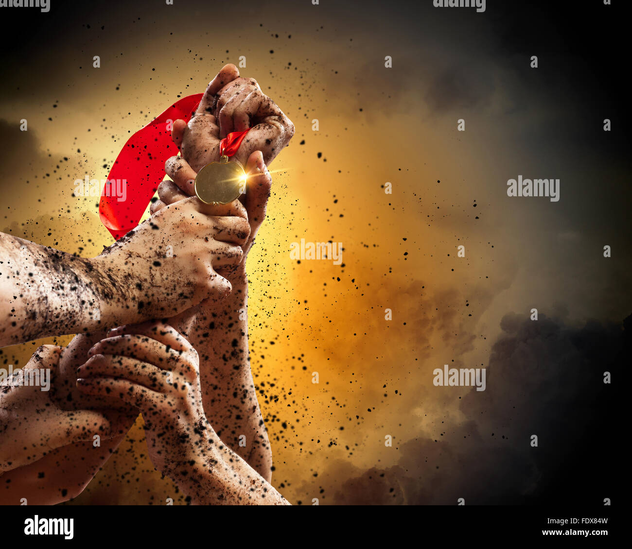 Hände ziehen Sie die Medaille in einem dunklen Gewitterhimmel. Stockfoto