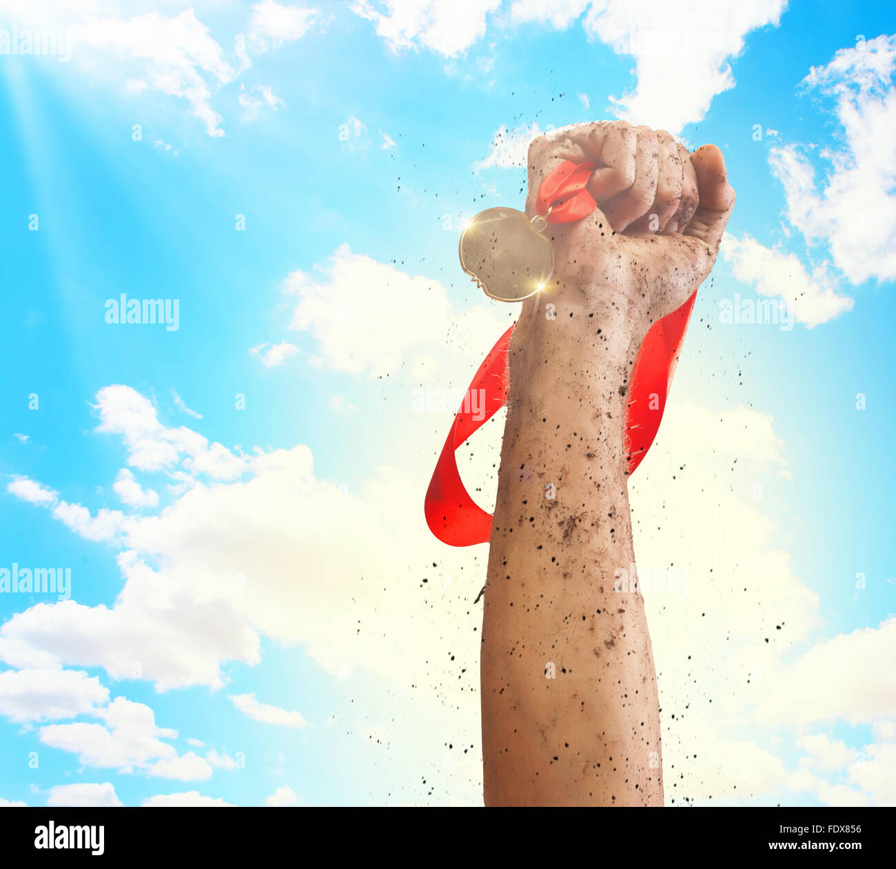 Hand-held Medaille gegen einen stürmischen Himmel Stockfoto