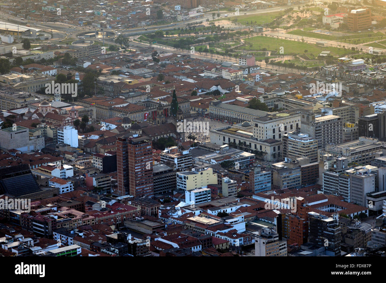 Altstadt und Plaza Bolivar bei Sonnenuntergang, Candelaria, Blick vom Cerro Monserrate, Bogotá, Kolumbien Stockfoto