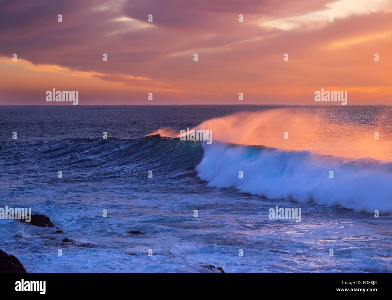 Ozeanwelle bei Sonnenuntergang, Atlantik, Valle Gran Rey, La Gomera, Kanarische Inseln, Spanien Stockfoto