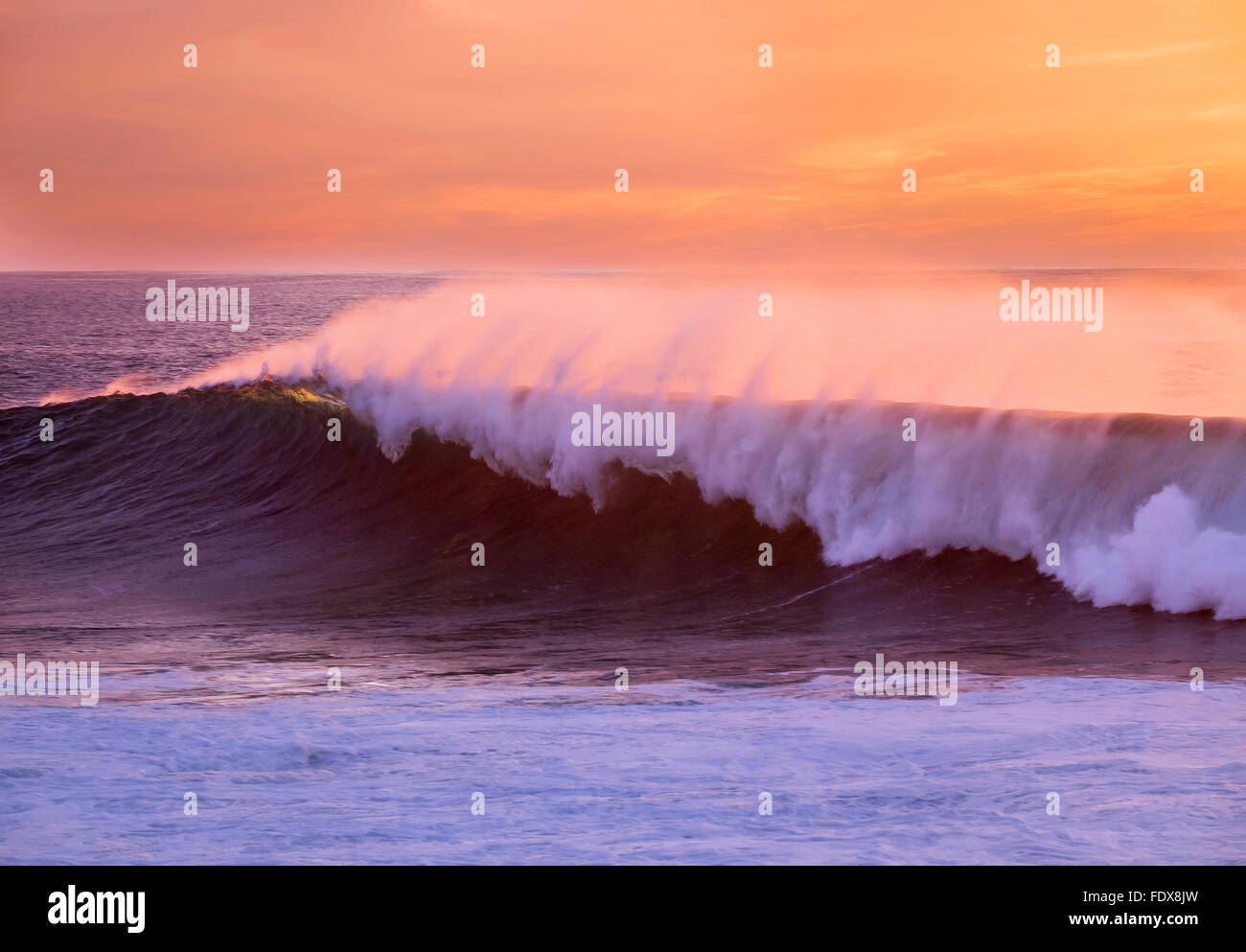 Ozeanwelle bei Sonnenuntergang, Atlantik, Valle Gran Rey, La Gomera, Kanarische Inseln, Spanien Stockfoto