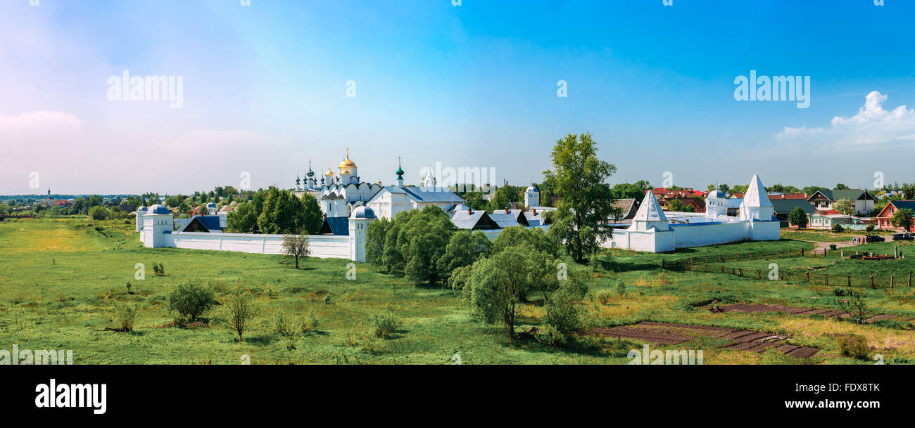 Panorama des Klosters des Klosters Fürsprache oder Pokrowski in Susdal, Russland. Das Kloster wurde im 14. Jahrhundert gegründet. Stockfoto