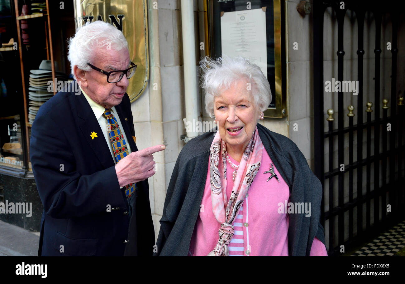 Barry Cryer und June Whitfield außerhalb der Oldie des Jahres ausgezeichnet, Simpsons, Strand, London 2. Februar 2016 Stockfoto