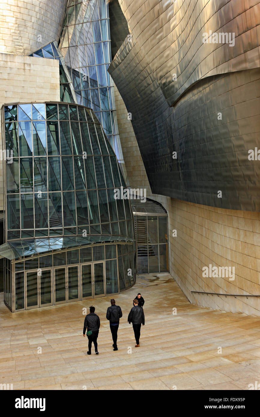 Der Haupteingang des Guggenheim-Museums neben Fluss Nervion (ria del Nervion), Bilbao, Baskenland (Pais Vasco), Spanien. Stockfoto