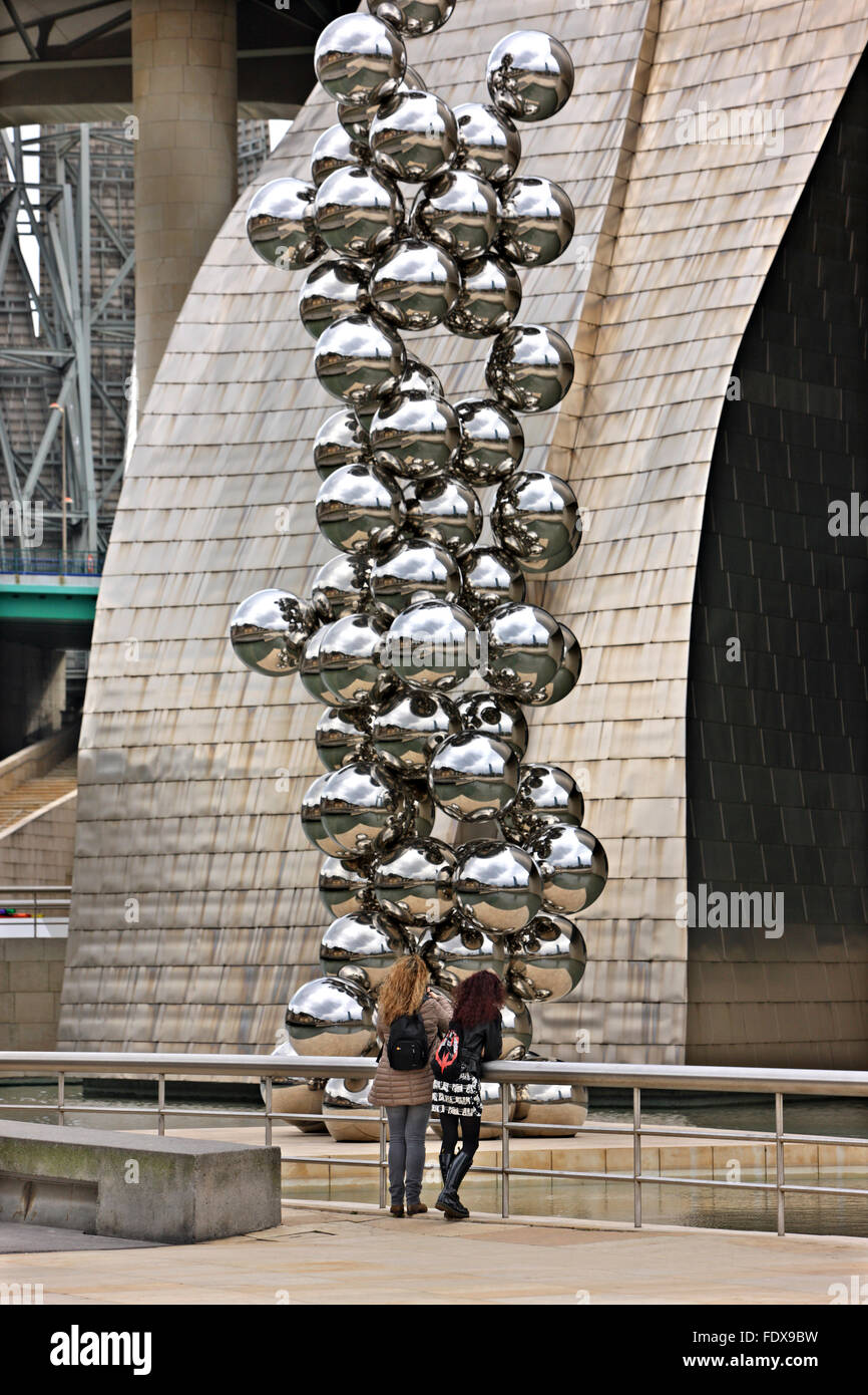 "Großer Baum & das Auge" Skulptur von Anish Kapoor außerhalb Guggenheim Museum, Bilbao, Baskenland, Spanien. Stockfoto