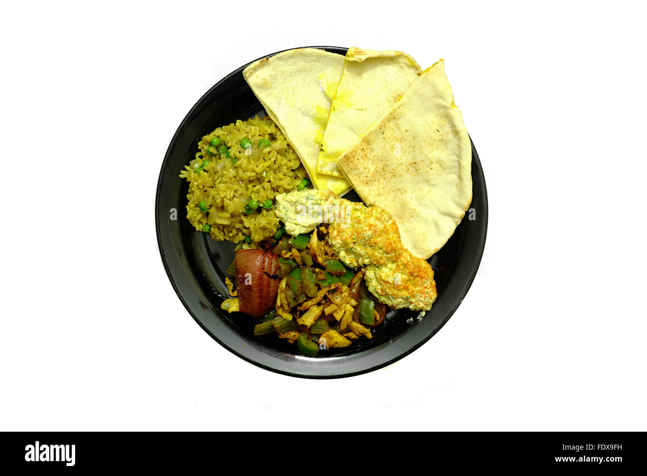 Ein Teller mit nahöstlichen Essen auf einer schwarzen Platte vor weißem Hintergrund fotografiert Stockfoto