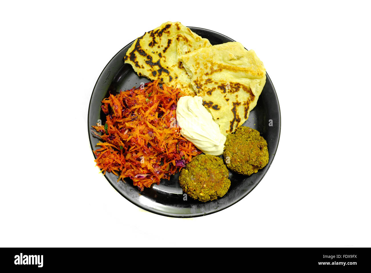 Orientalische Speisen auf einer schwarzen Platte vor weißem Hintergrund fotografiert Stockfoto