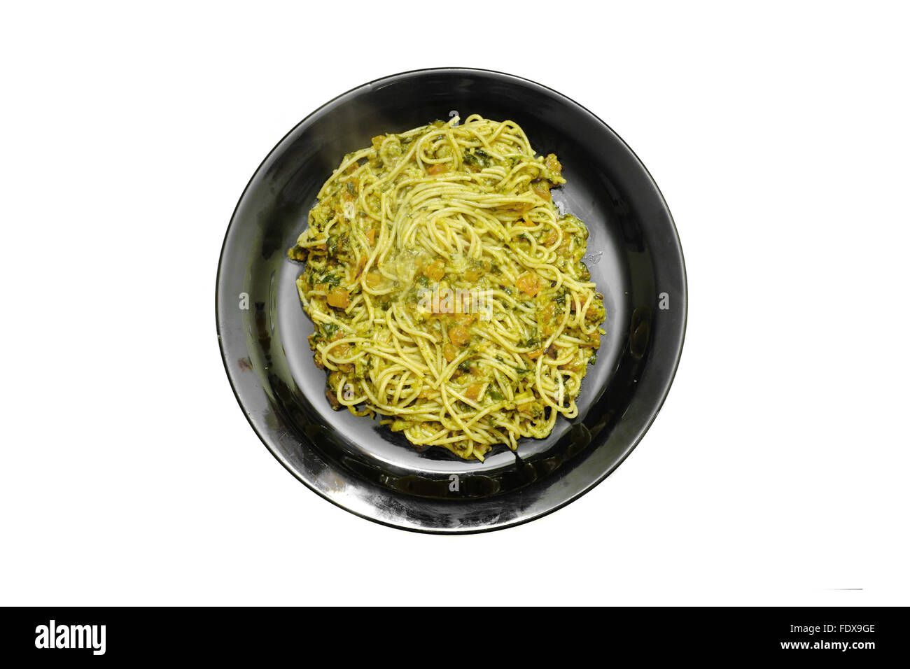 Einen Teller Spaghetti Sauce auf einer schwarzen Platte vor weißem Hintergrund fotografiert Stockfoto