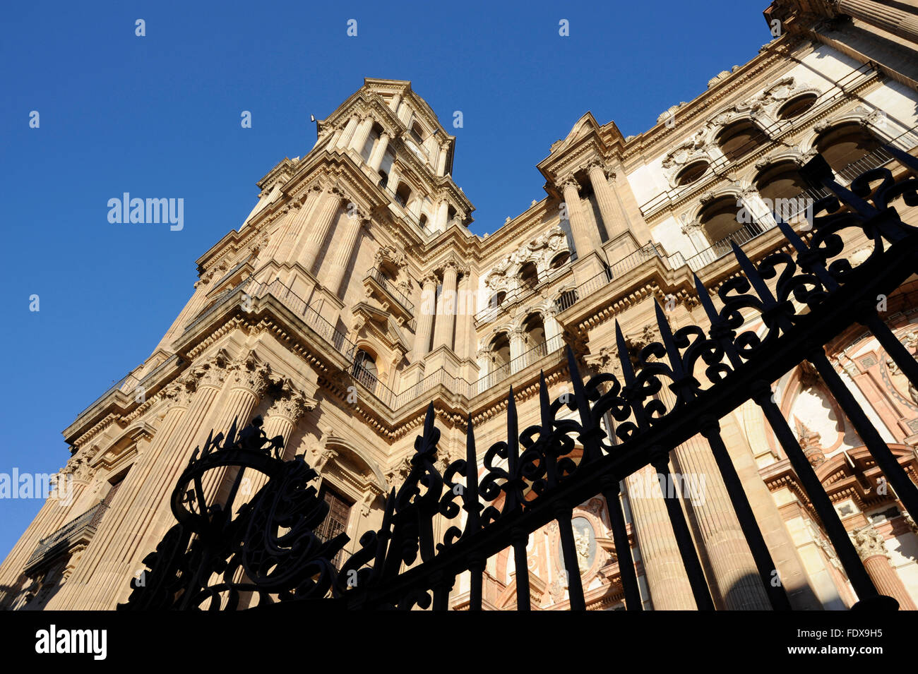 Niedrigen Winkel des Doms in Malaga, Spanien Stockfoto