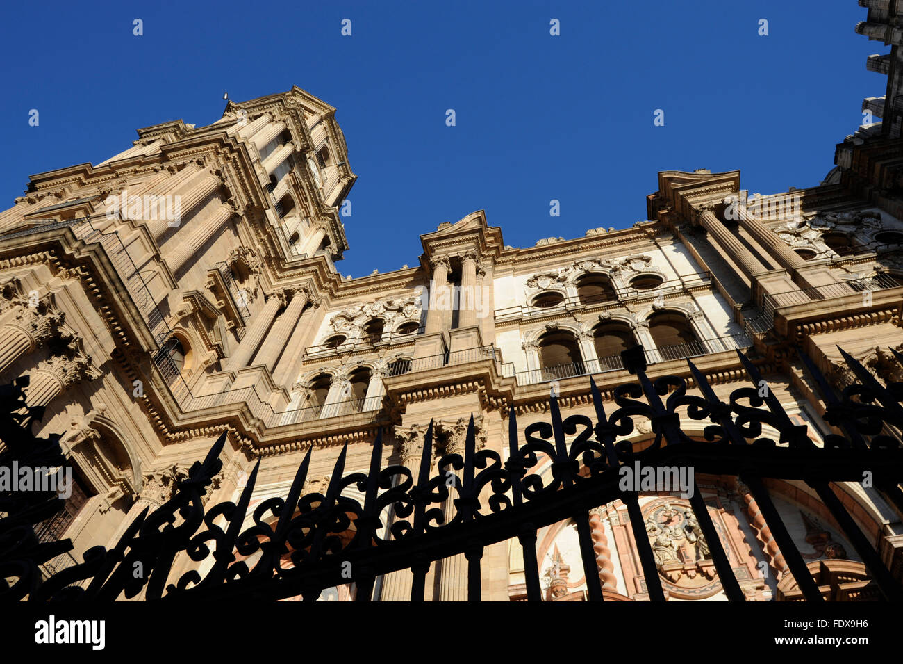 Niedrigen Winkel des Doms in Malaga, Spanien Stockfoto