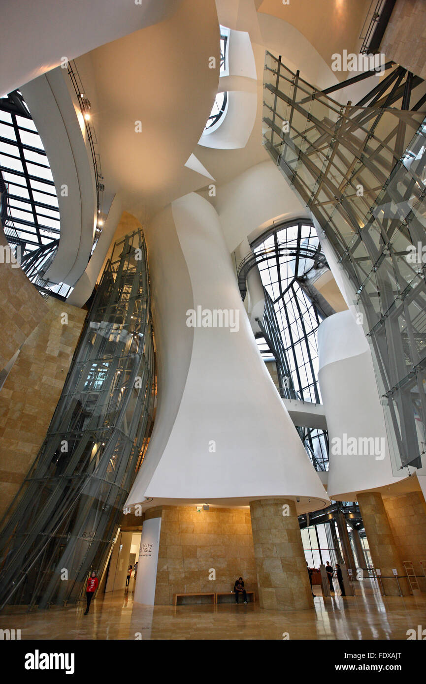 Innenansicht des Guggenheim-Museums neben Fluss Nervion (ria del Nervion), Bilbao, Baskenland (Pais Vasco), Spanien. Stockfoto