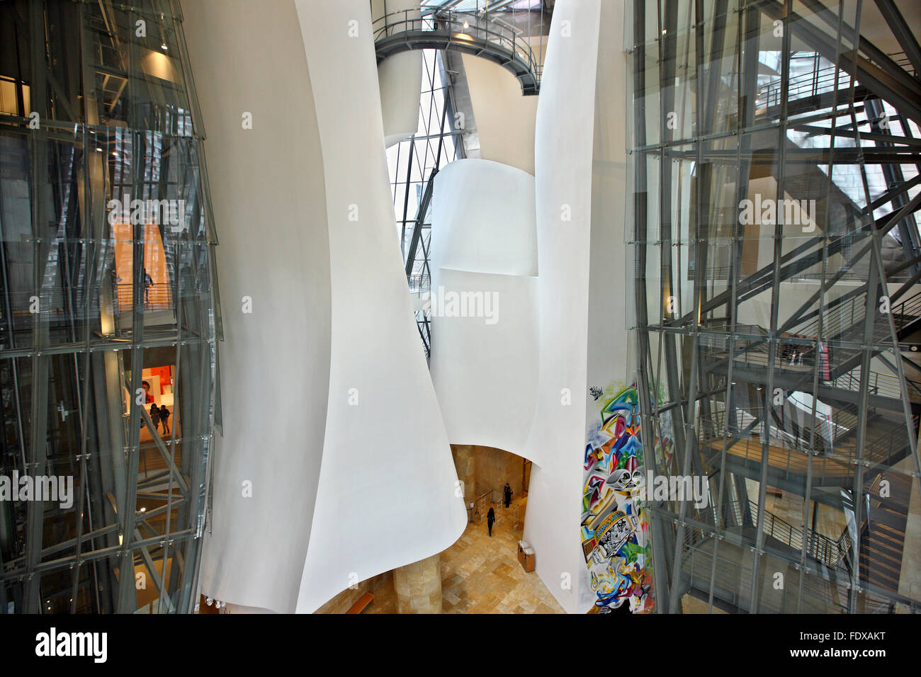 Innenansicht des Guggenheim-Museums neben Fluss Nervion (ria del Nervion), Bilbao, Baskenland (Pais Vasco), Spanien. Stockfoto