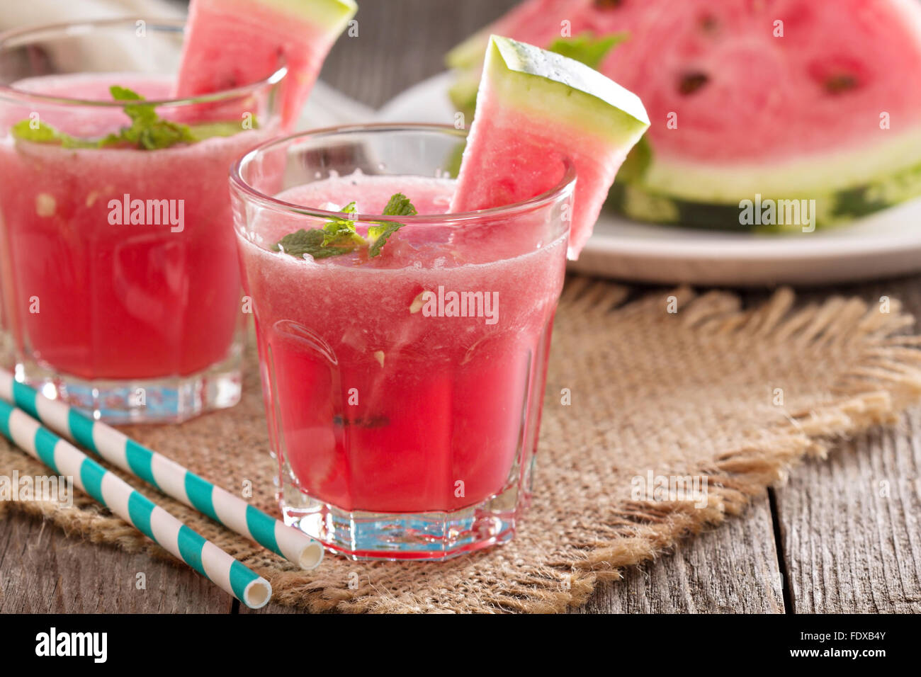 Wassermelone trinken in Gläsern mit Scheiben Wassermelone Stockfotografie -  Alamy