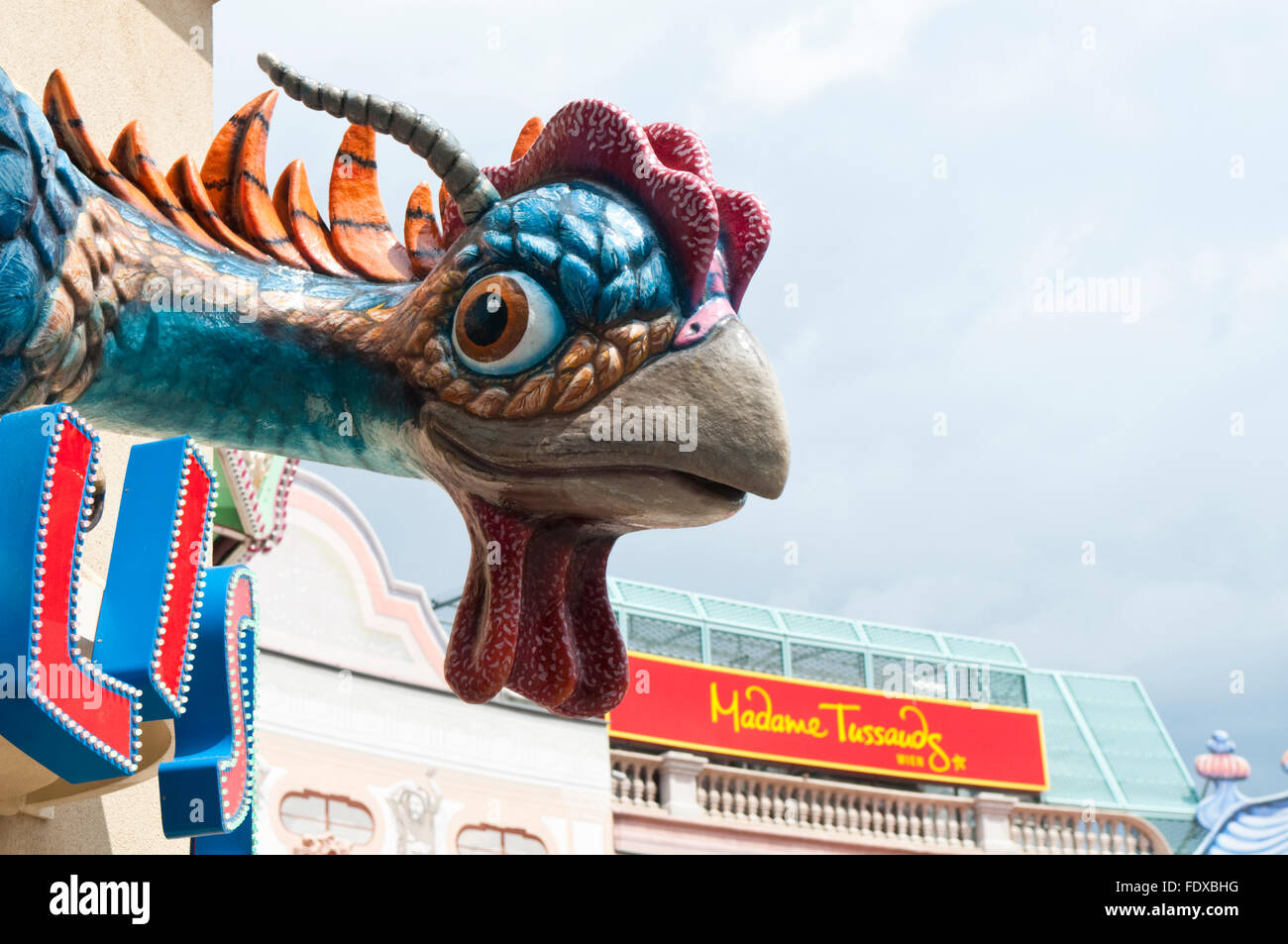 Ein großes Modell Dinosaurier, Drachen oder seltsame Huhn wie Vogelkopf im Vergnügungspark Prater in Wien, Österreich Stockfoto