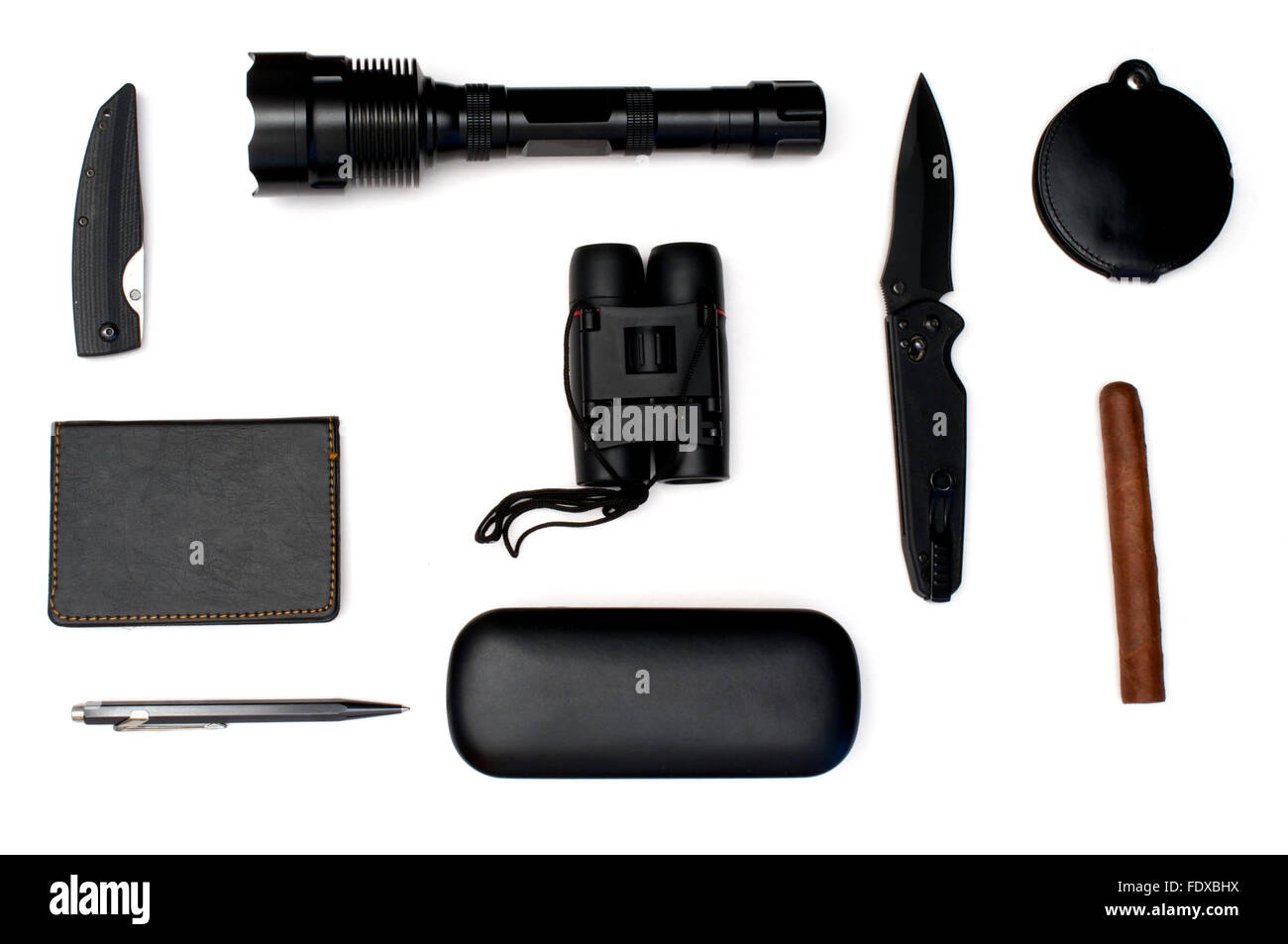 Isolierte Messer, Zigarre, Notizbuch, leichtere Fackel und Stift über weiß Stockfoto