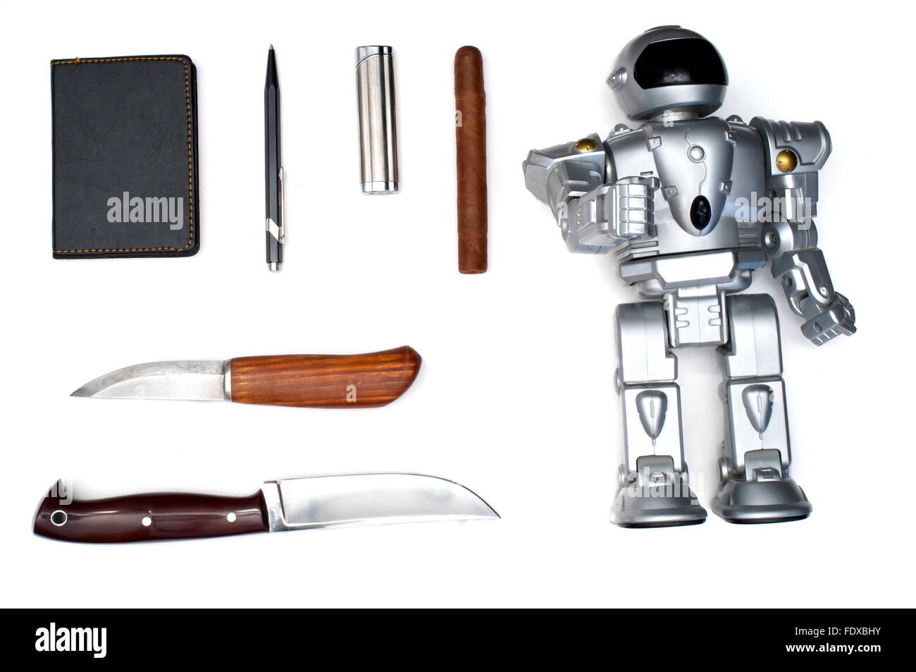 Isolierte Messer, Zigarre, Notizbuch, Roboter und Stift über weiß Stockfoto