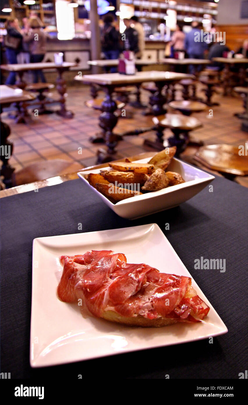 Im Baskenland (Pais Vasco) finden Sie die besten Pintxo-Τapas-Βars von Spanien. Hier ist eine in Bilbao. Stockfoto