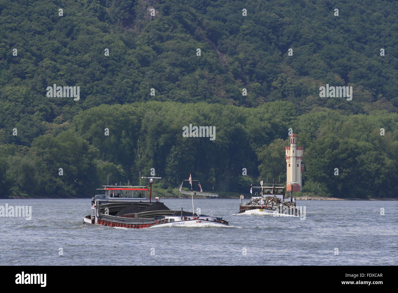 Deutschland, Rheinland-Pfalz, Bingen am Rhein, Frachtschiffe Vor der Mäuseturminsel Mit Dem Mäuseturm Stockfoto