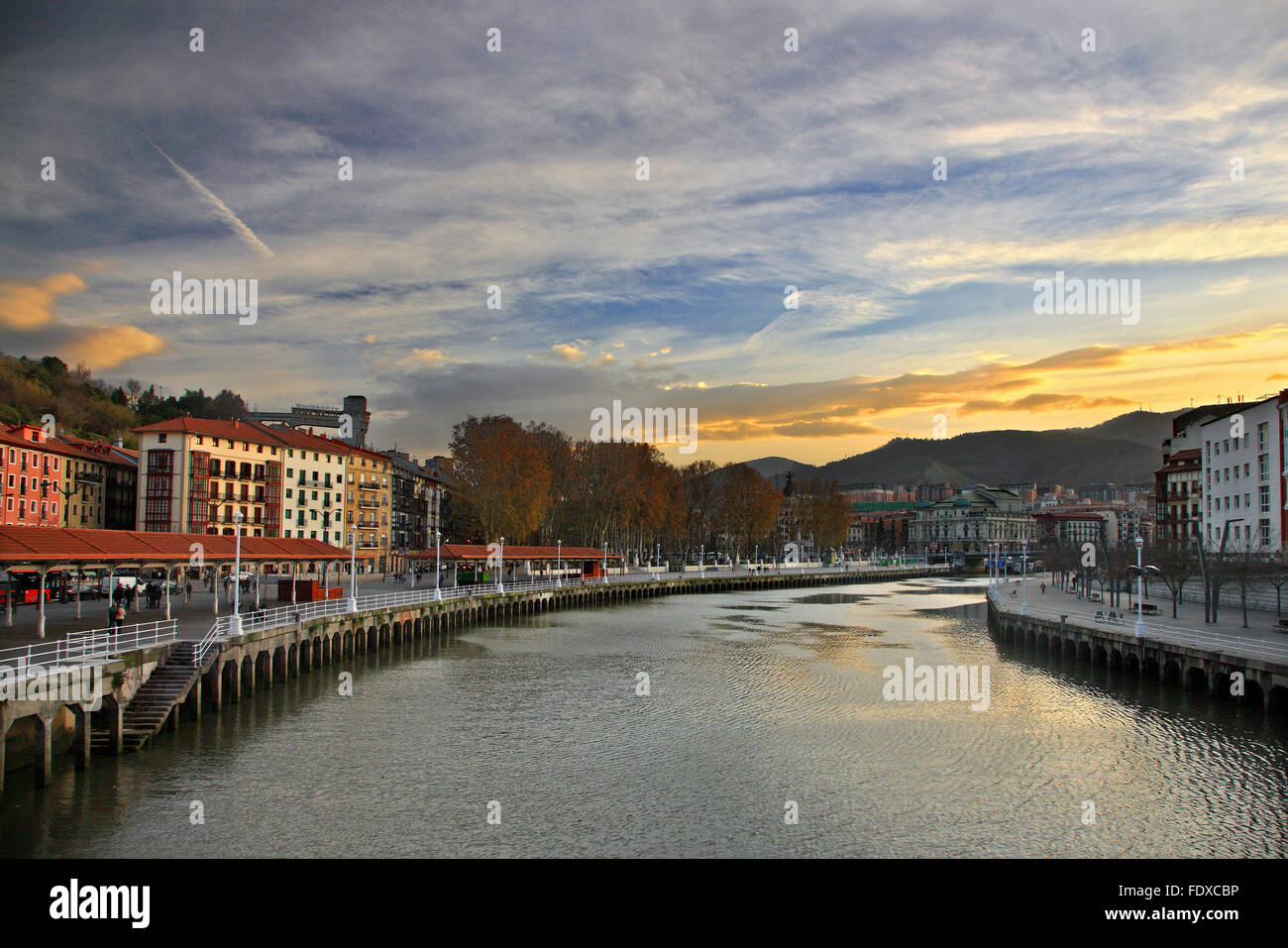 Teilansicht des Bilbao und Nervion River. . Baskisches Land, Spanien. Stockfoto