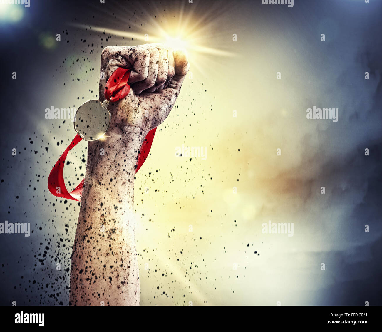 Hand-held Medaille gegen einen stürmischen Himmel Stockfoto