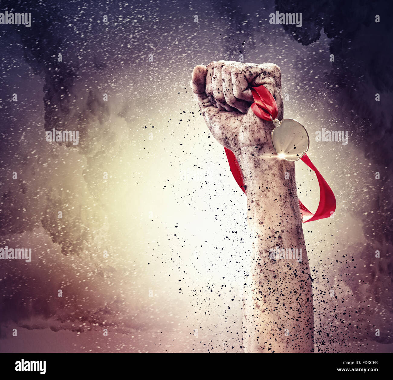Hand-held Medaille gegen einen stürmischen Himmel Stockfoto
