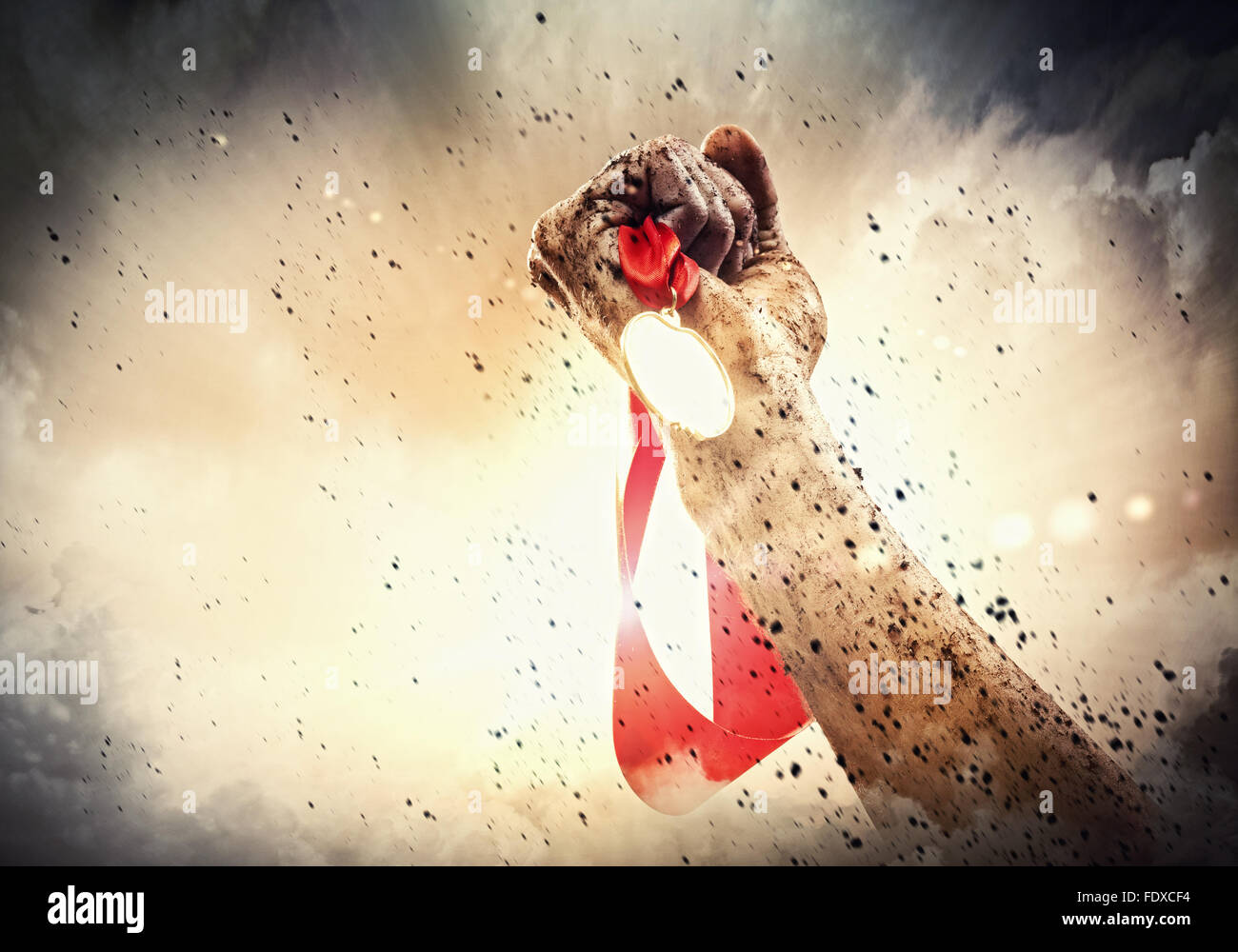 Hand-held Medaille gegen einen stürmischen Himmel Stockfoto