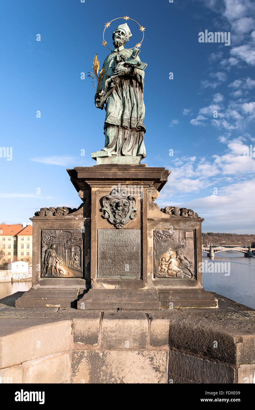 John von Nepomuk auf der Karlsbrücke in Prag Stockfoto