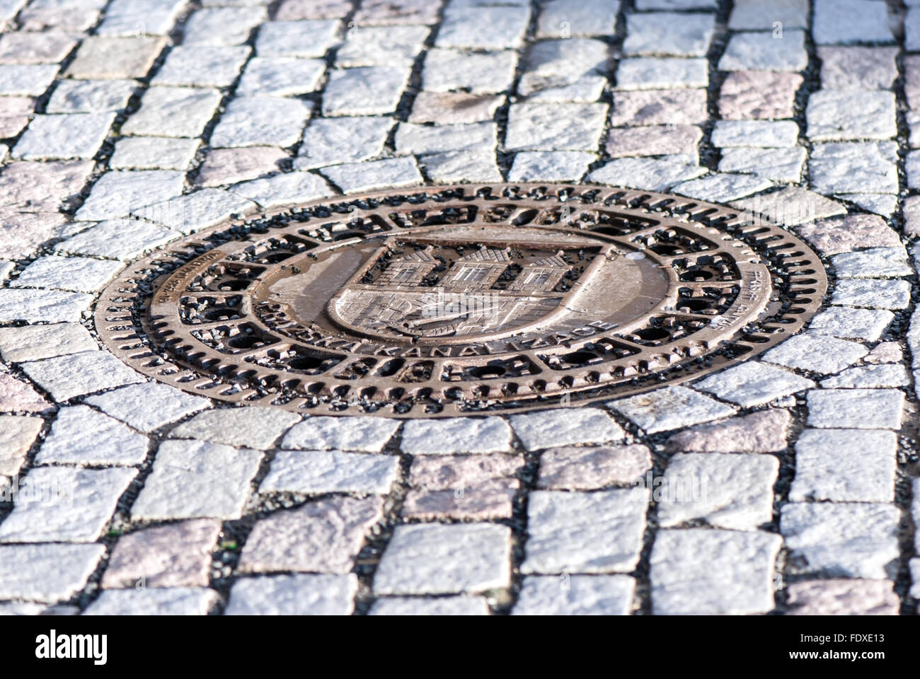 Kanaldeckel in Prag, Tschechische Republik Stockfoto